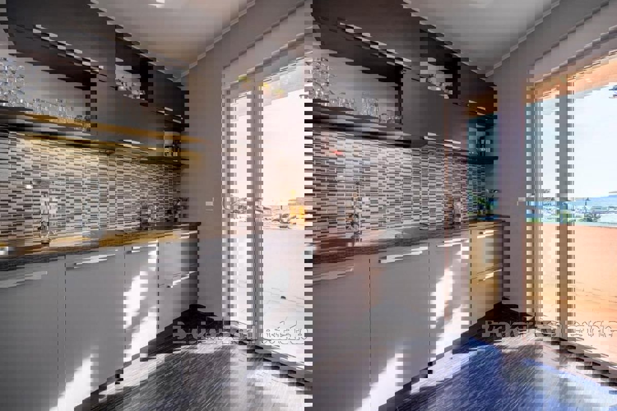 Casa con terreno edificabile in prima fila al mare