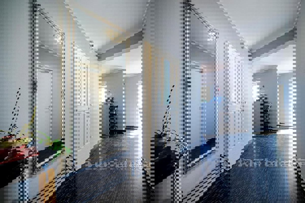 Casa con terreno edificabile in prima fila al mare