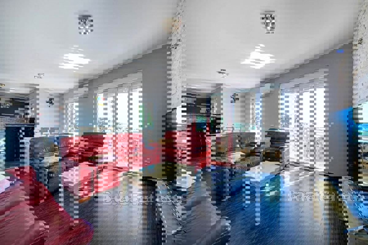 Casa con terreno edificabile in prima fila al mare