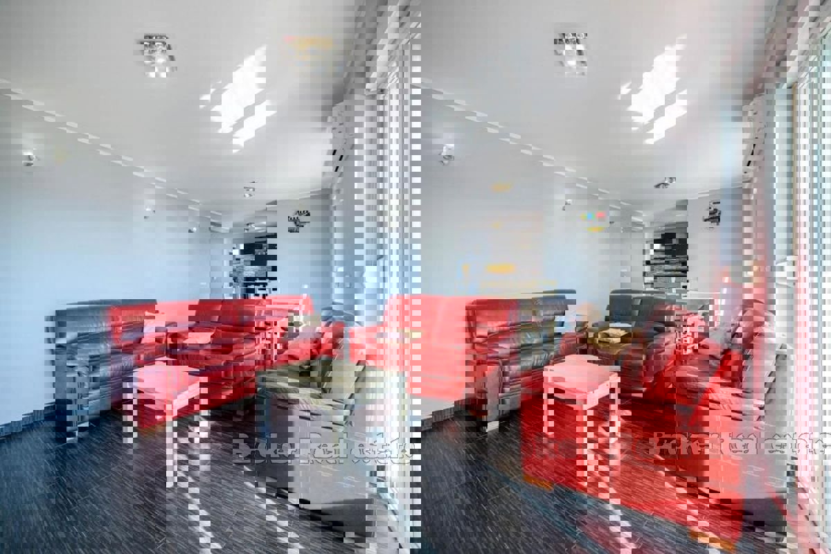 Casa con terreno edificabile in prima fila al mare