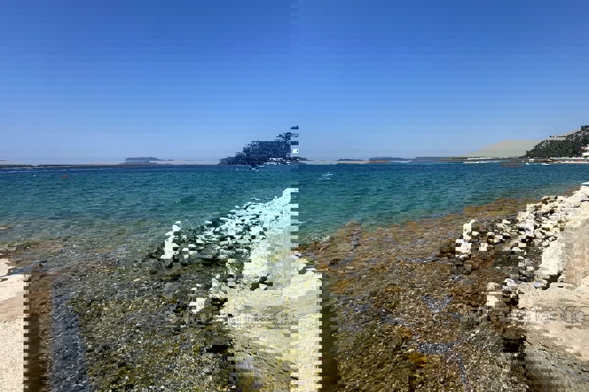 Casa con terreno edificabile in prima fila al mare