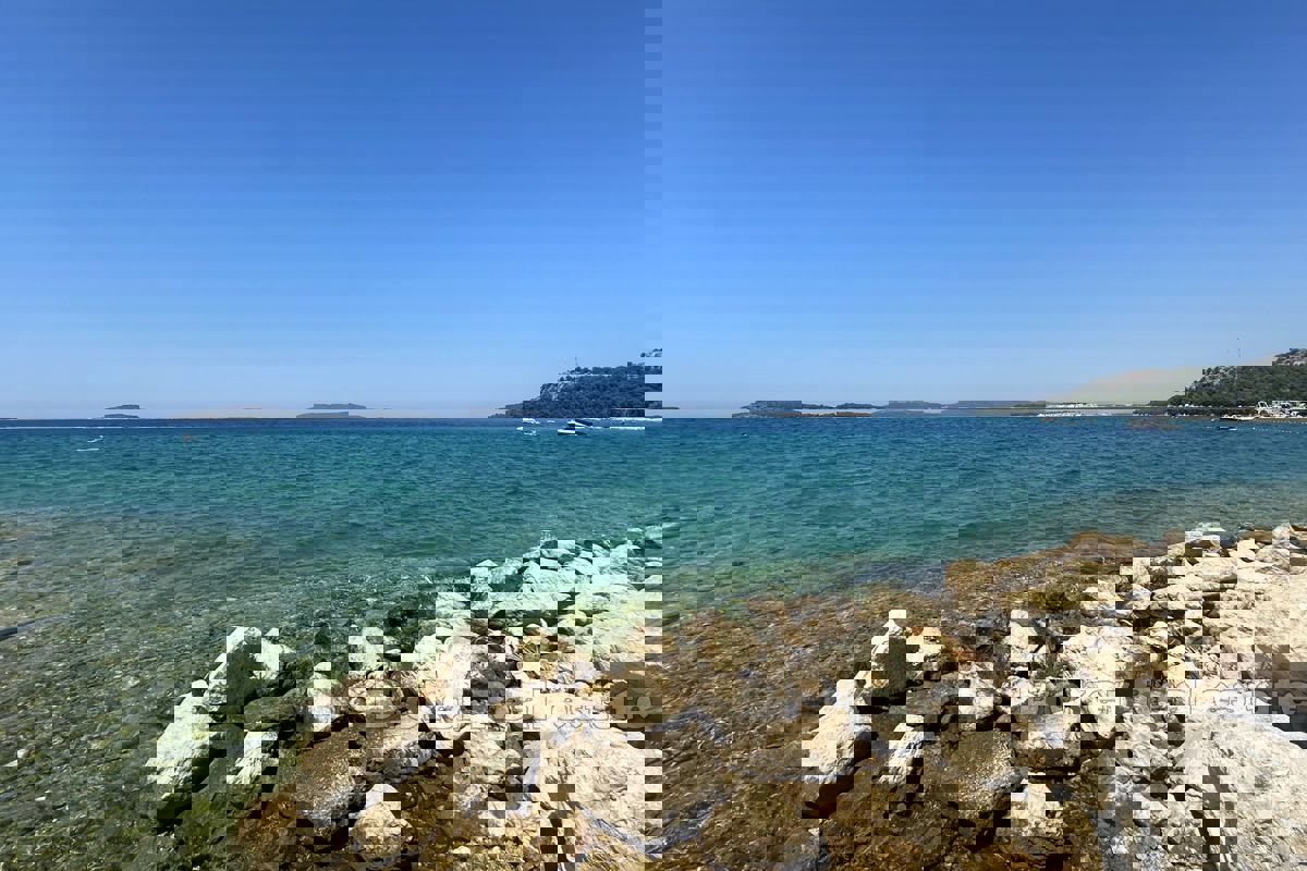 Casa con terreno edificabile in prima fila al mare