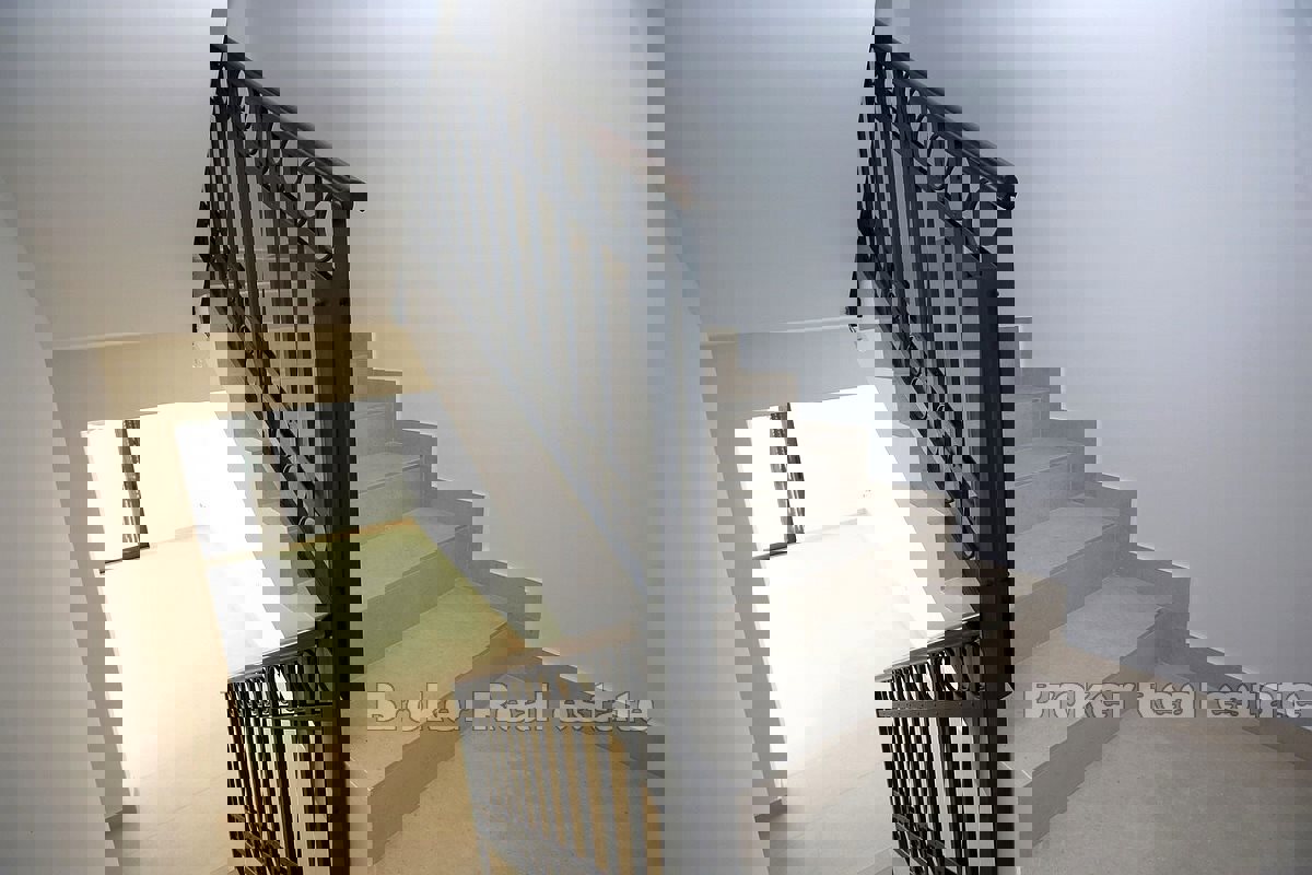 Villa moderna con piscina e vista mare