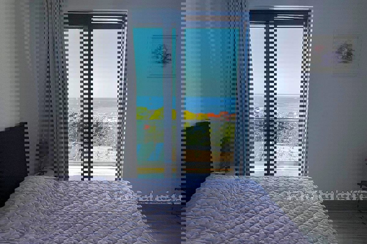 Villa moderna con piscina e vista mare