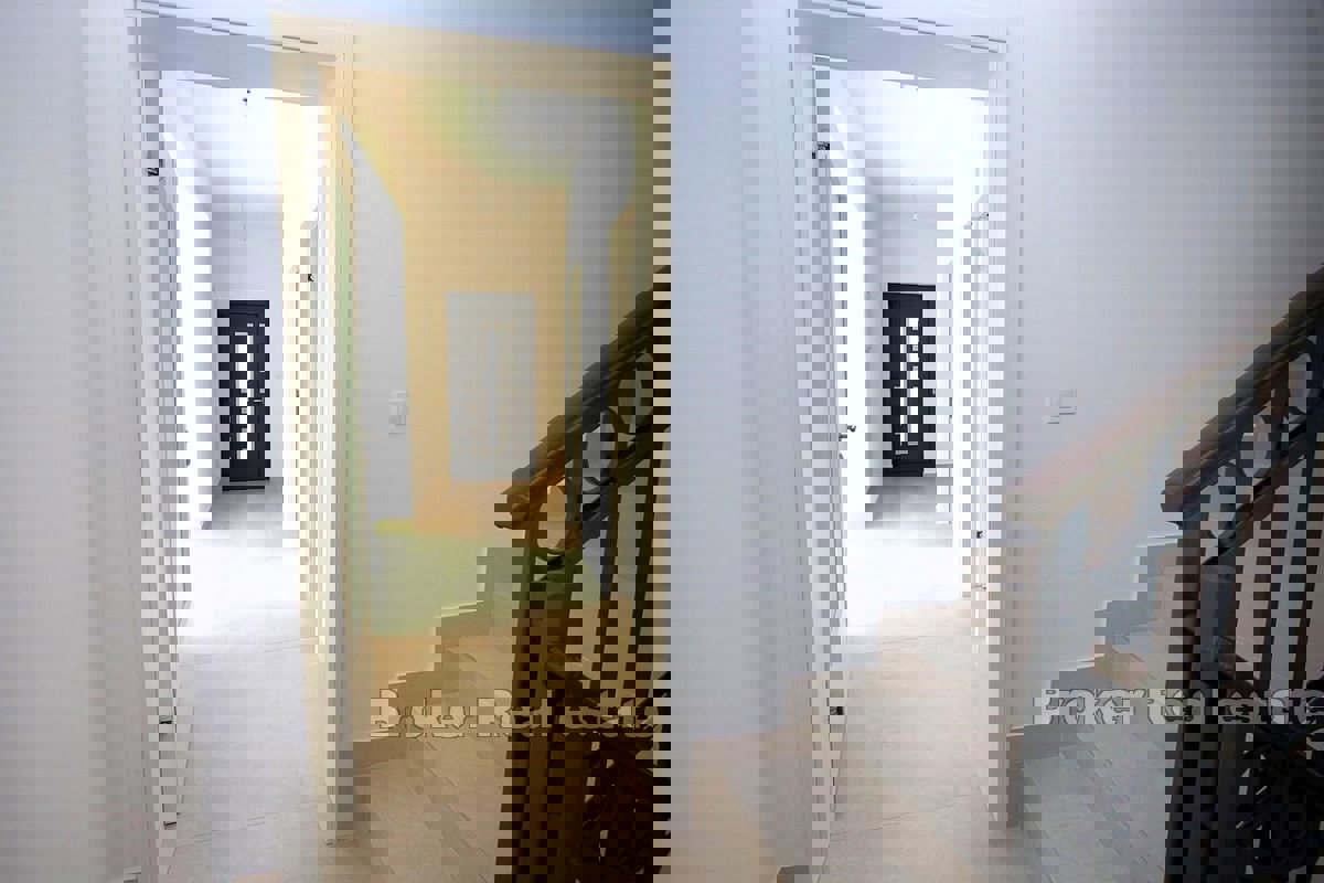 Villa moderna con piscina e vista mare