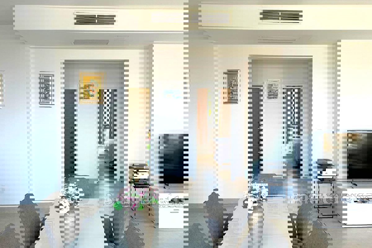 Villa moderna con piscina e vista mare