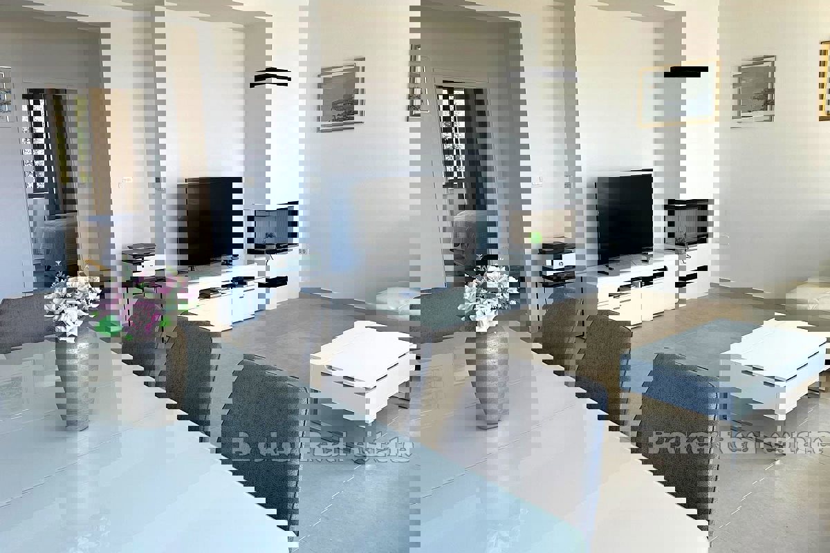 Villa moderna con piscina e vista mare