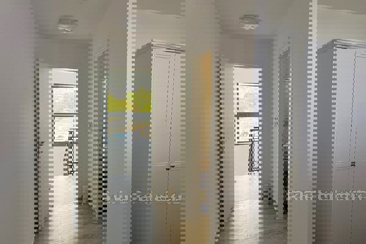 Villa moderna con piscina e vista mare