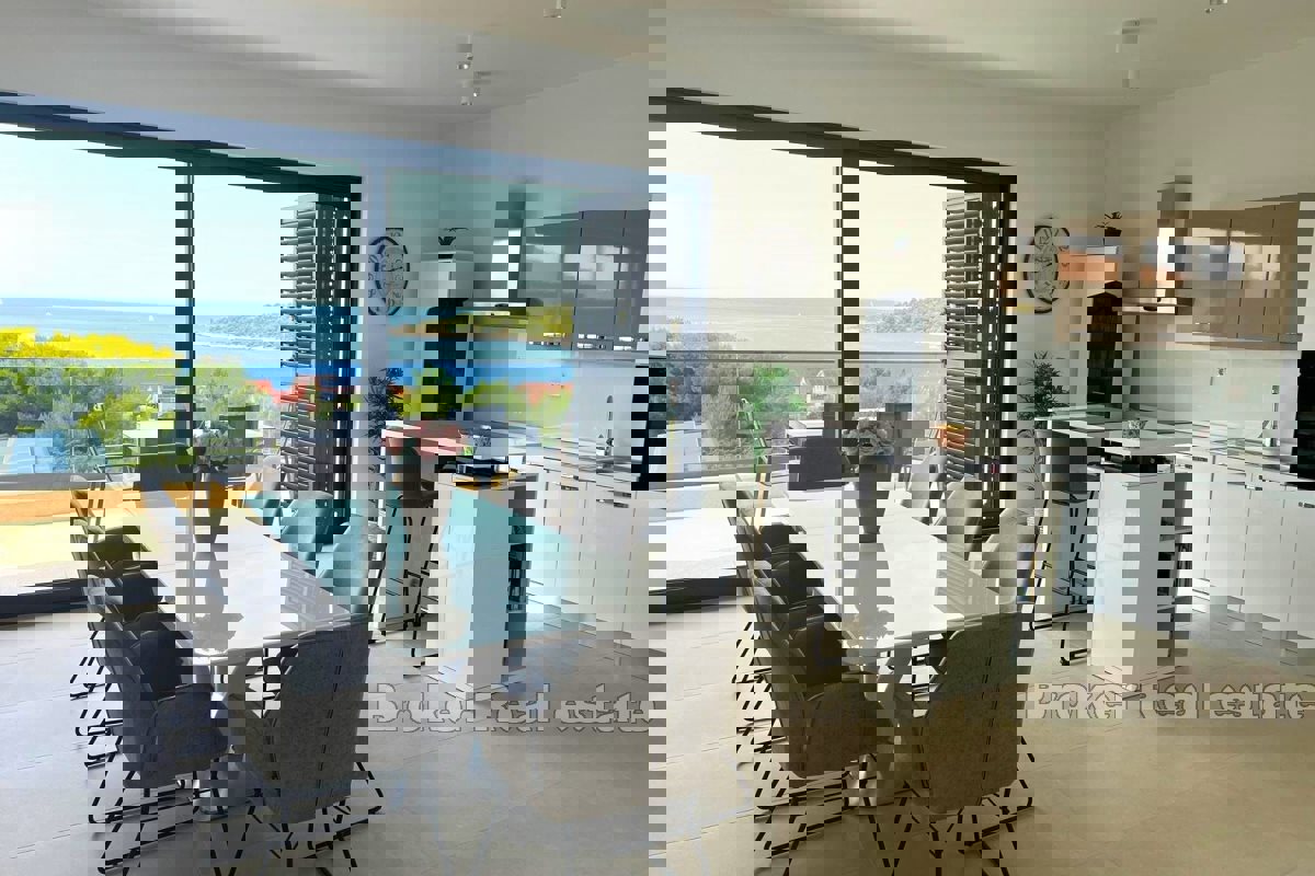 Villa moderna con piscina e vista mare