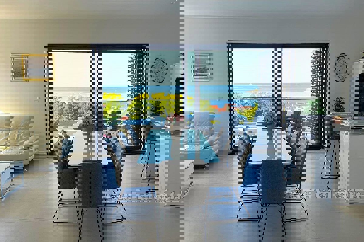 Villa moderna con piscina e vista mare