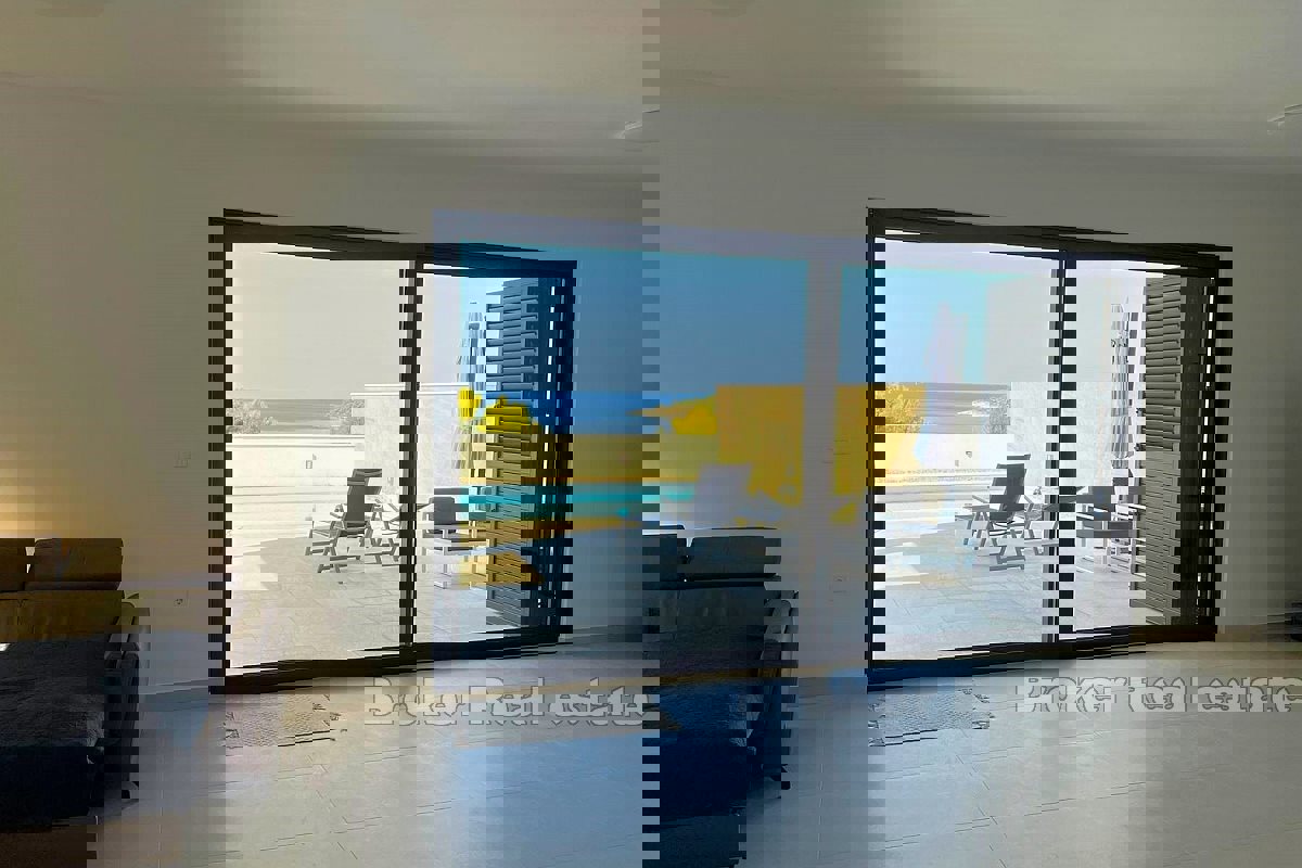 Villa moderna con piscina e vista mare