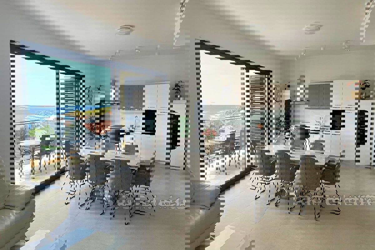 Villa moderna con piscina e vista mare