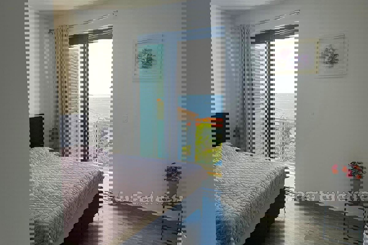 Villa moderna con piscina e vista mare