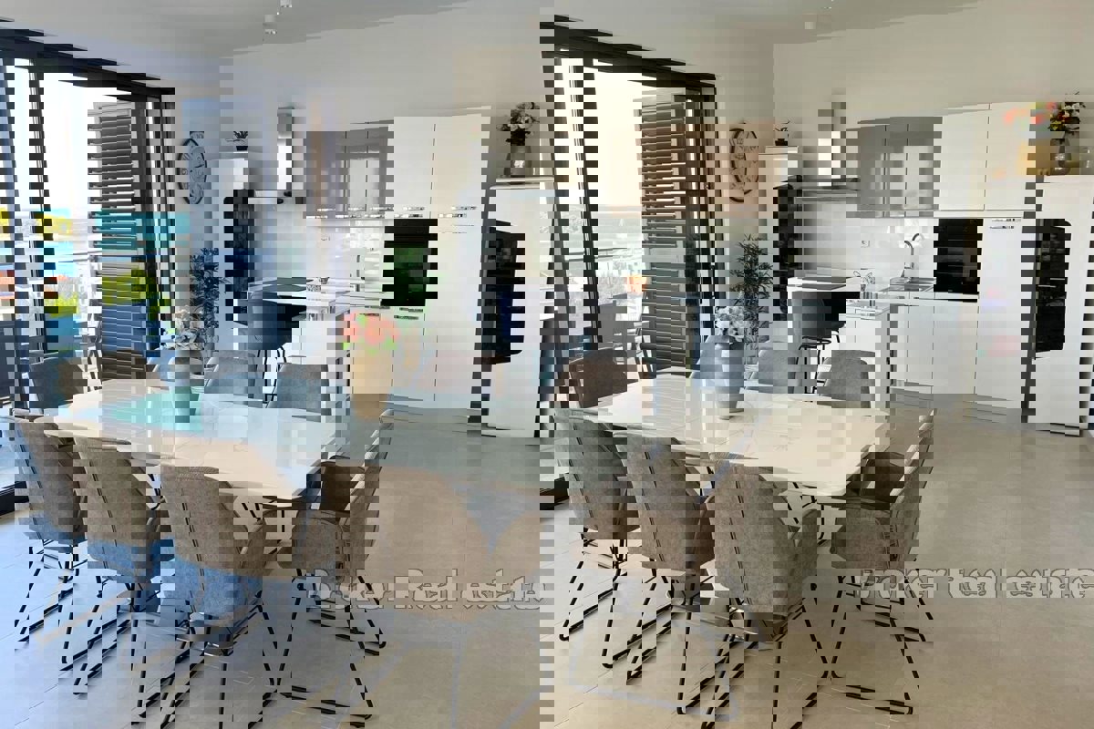 Villa moderna con piscina e vista mare