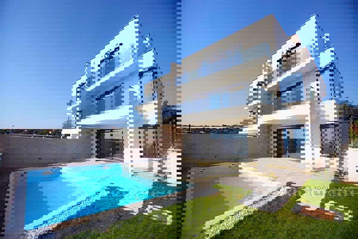 Villa moderna con piscina e vista mare