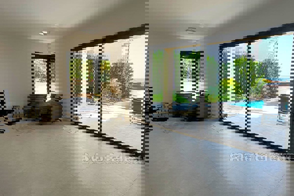 Villa moderna con piscina e vista mare