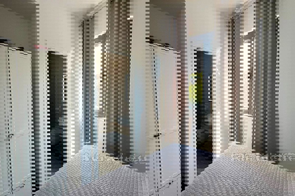 Villa moderna con piscina e vista mare