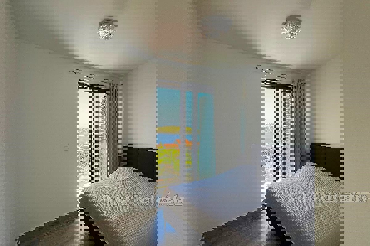 Villa moderna con piscina e vista mare