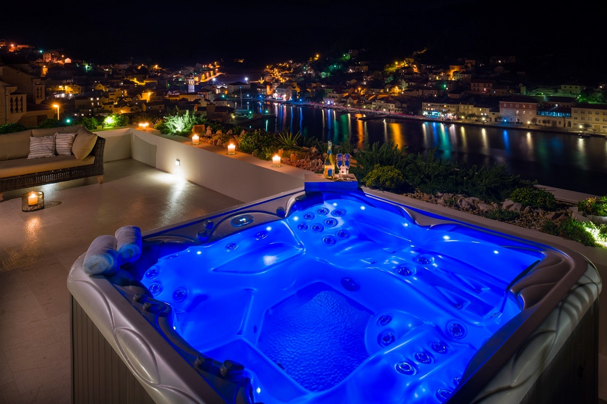 Villa moderna con piscina e vista mare