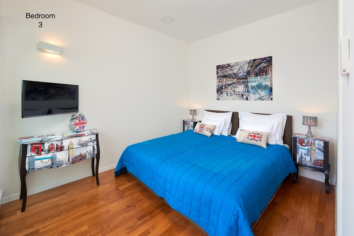 Villa moderna con piscina e vista mare