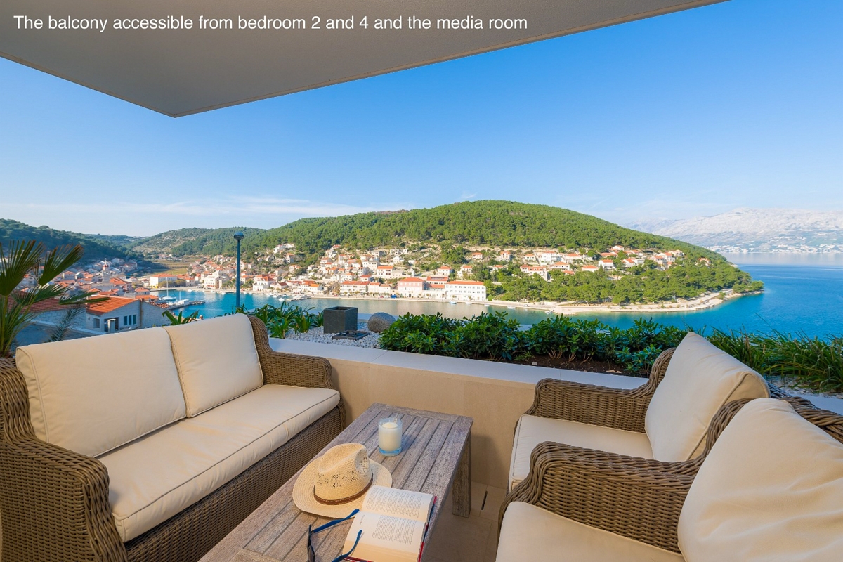 Villa moderna con piscina e vista mare