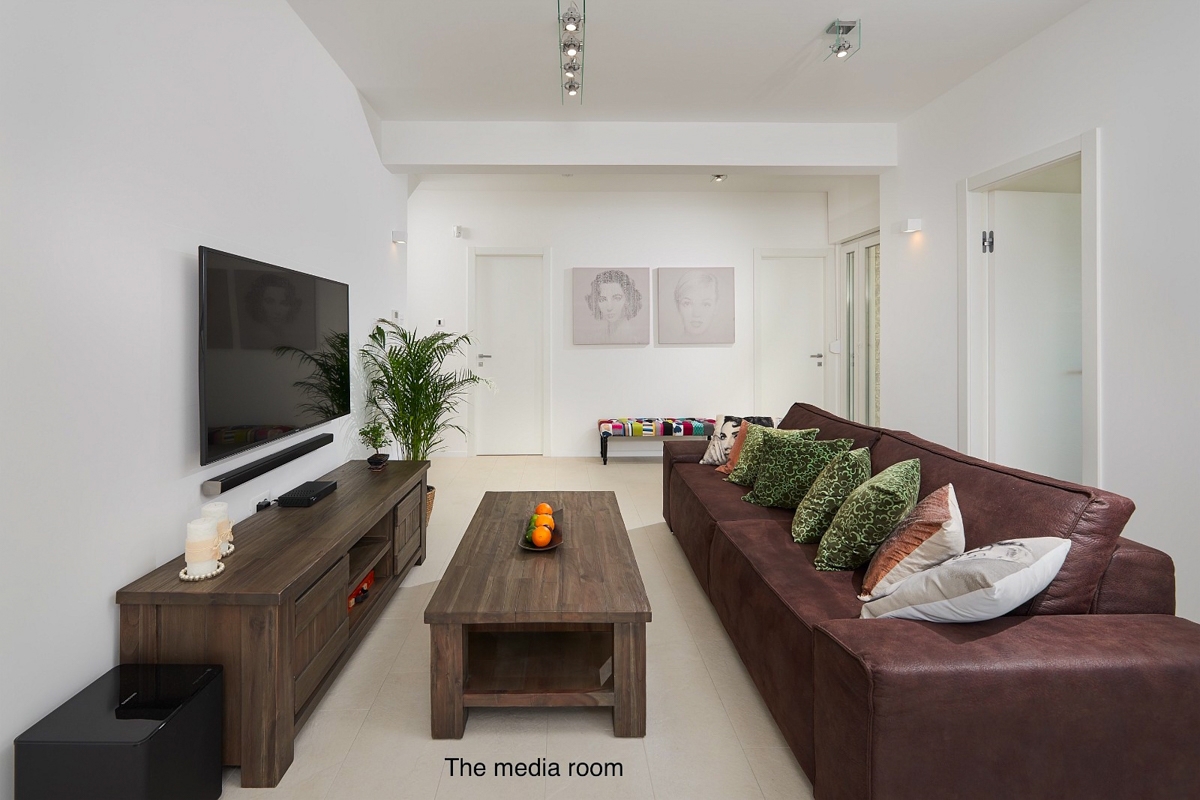 Villa moderna con piscina e vista mare