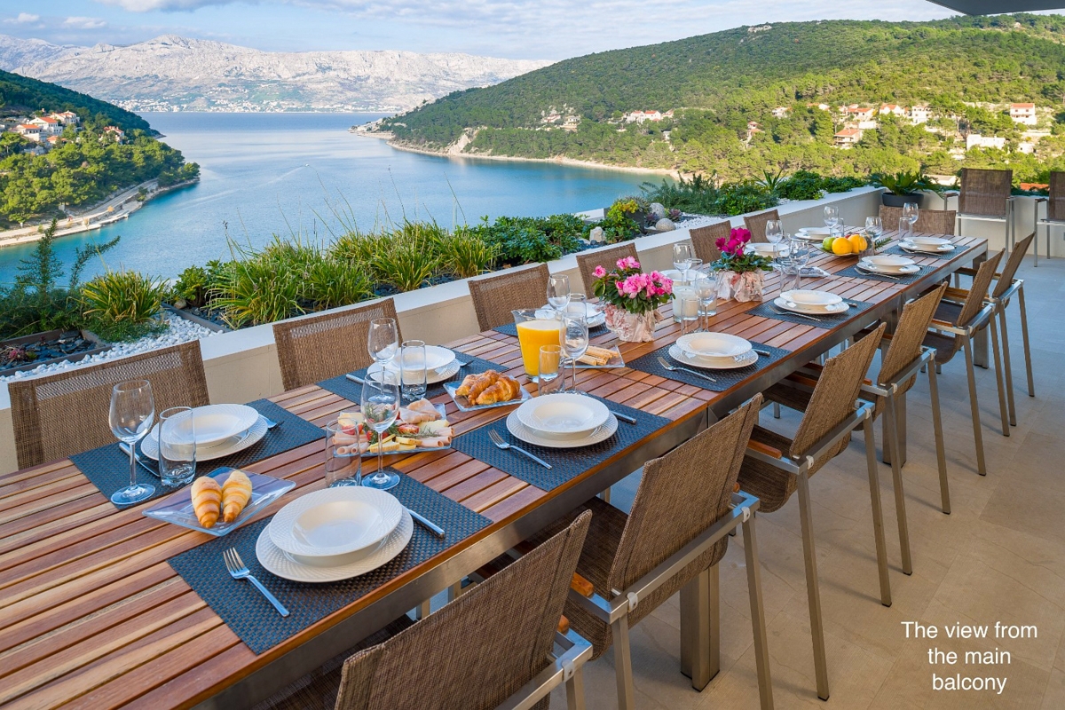 Villa moderna con piscina e vista mare