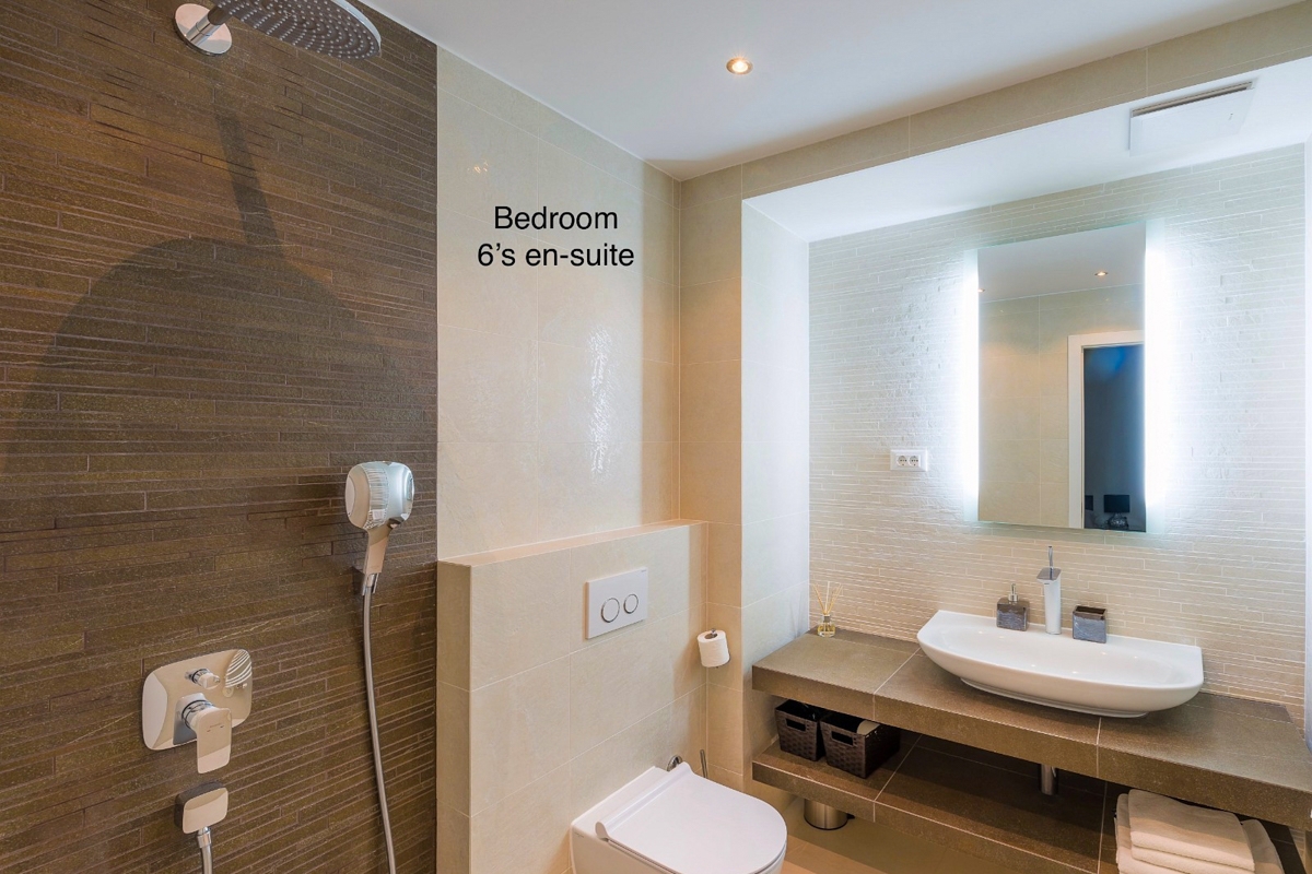 Villa moderna con piscina e vista mare