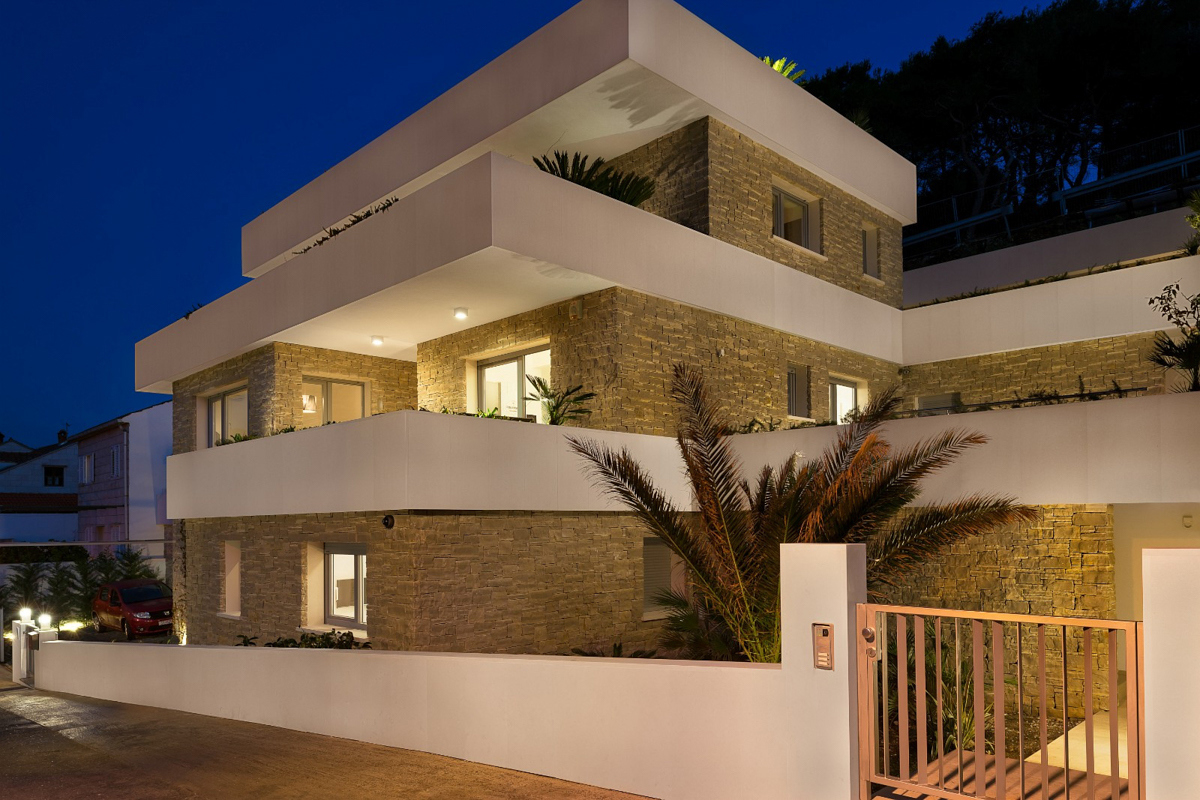 Villa moderna con piscina e vista mare