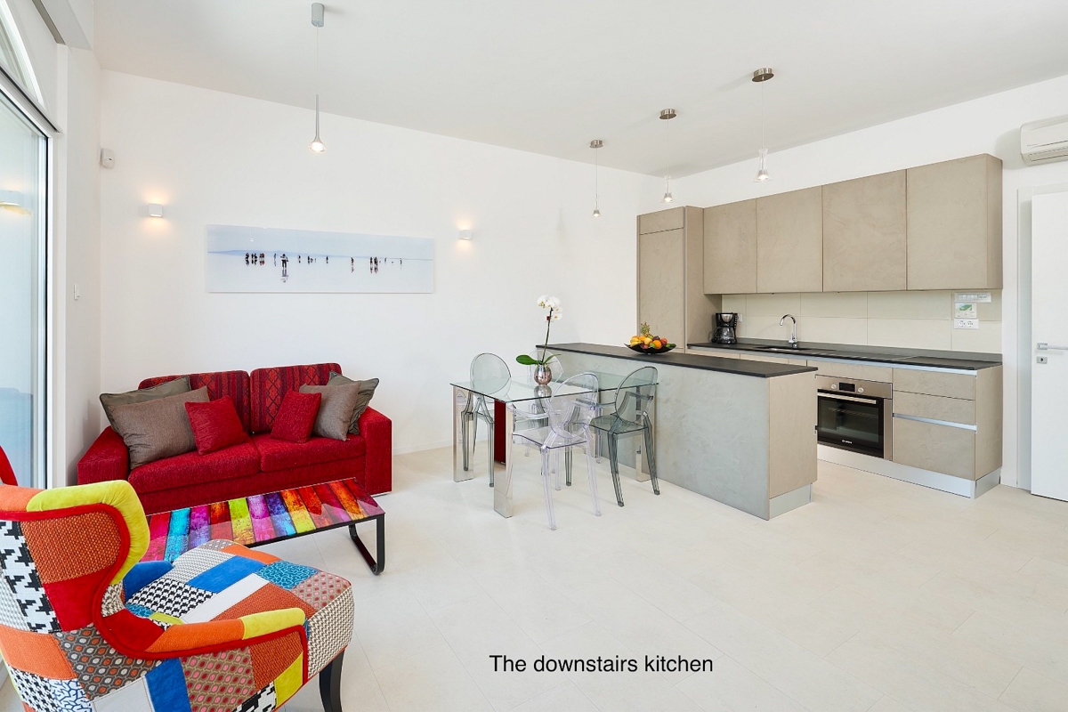 Villa moderna con piscina e vista mare