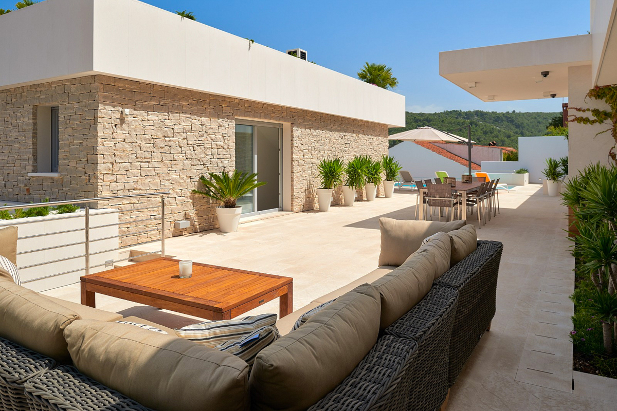 Villa moderna con piscina e vista mare