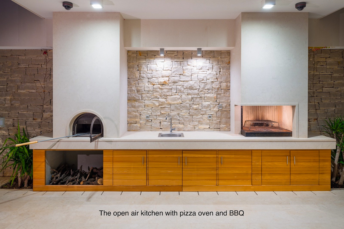 Villa moderna con piscina e vista mare