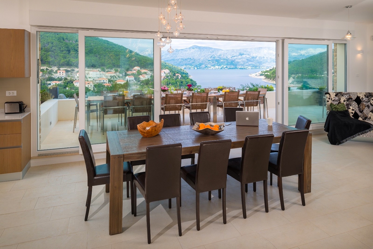 Villa moderna con piscina e vista mare