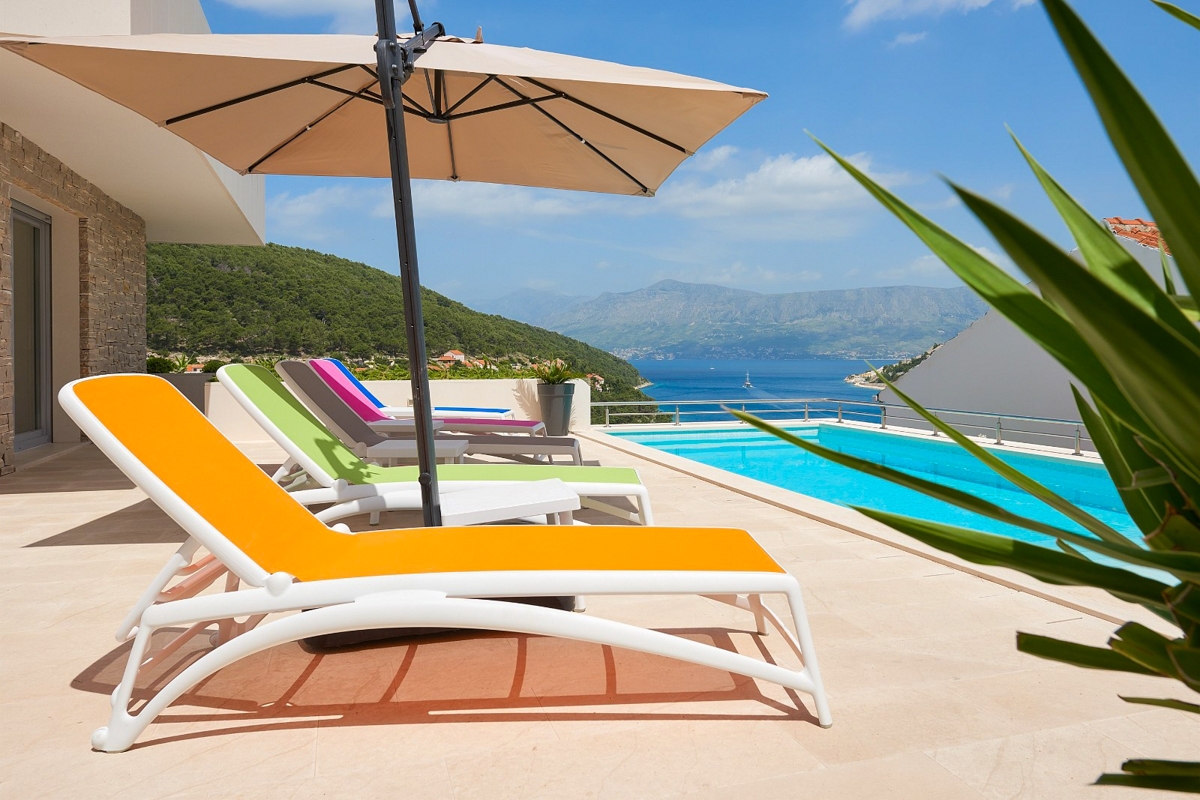 Villa moderna con piscina e vista mare