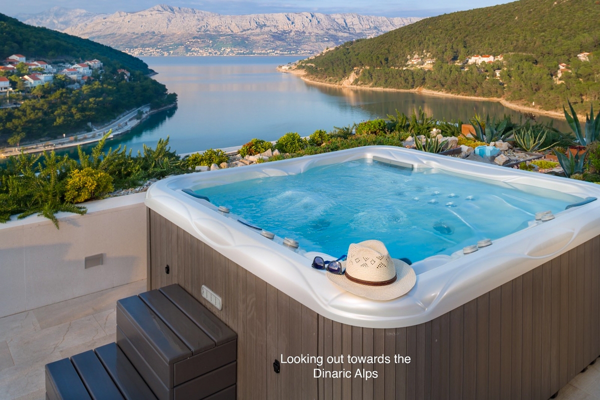 Villa moderna con piscina e vista mare