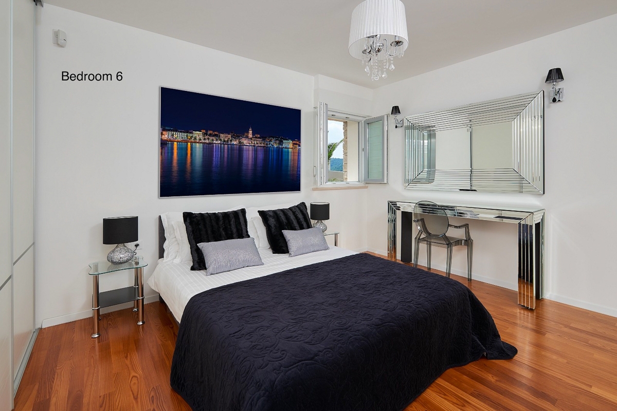 Villa moderna con piscina e vista mare