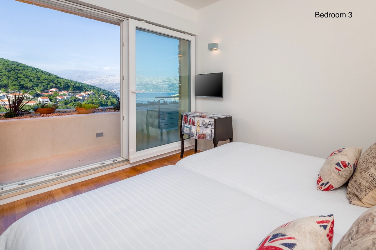 Villa moderna con piscina e vista mare