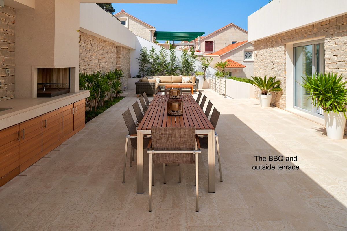 Villa moderna con piscina e vista mare