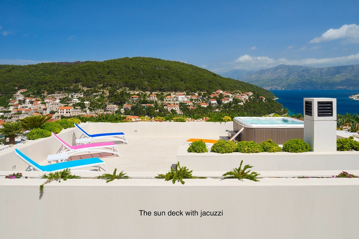 Villa moderna con piscina e vista mare