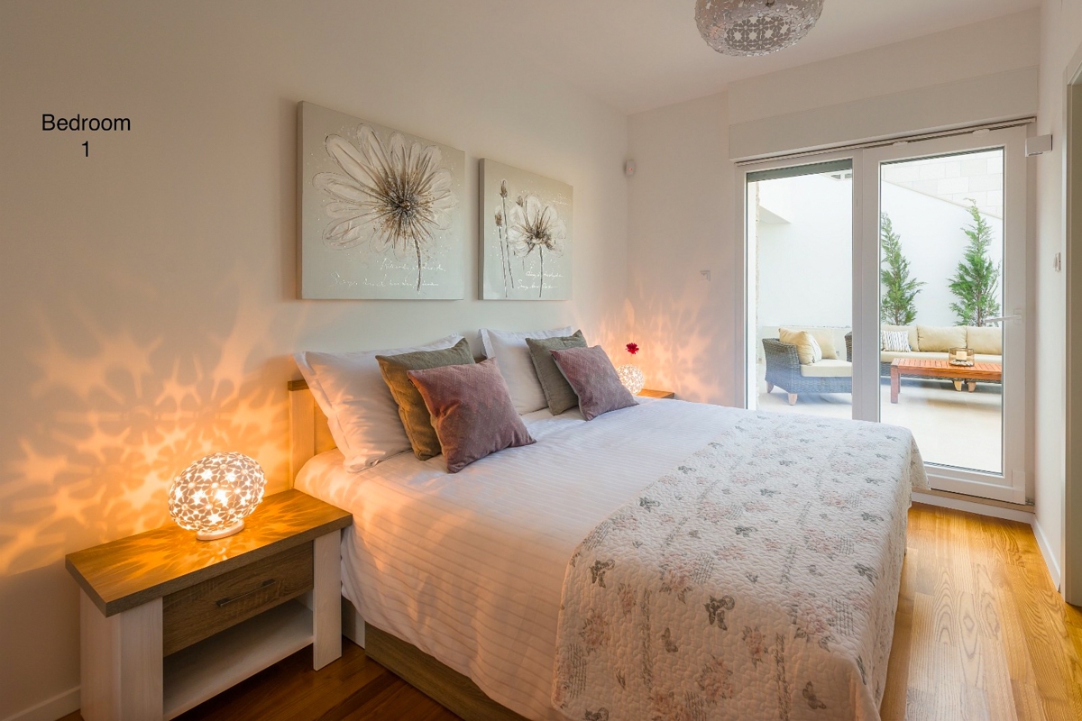 Villa moderna con piscina e vista mare