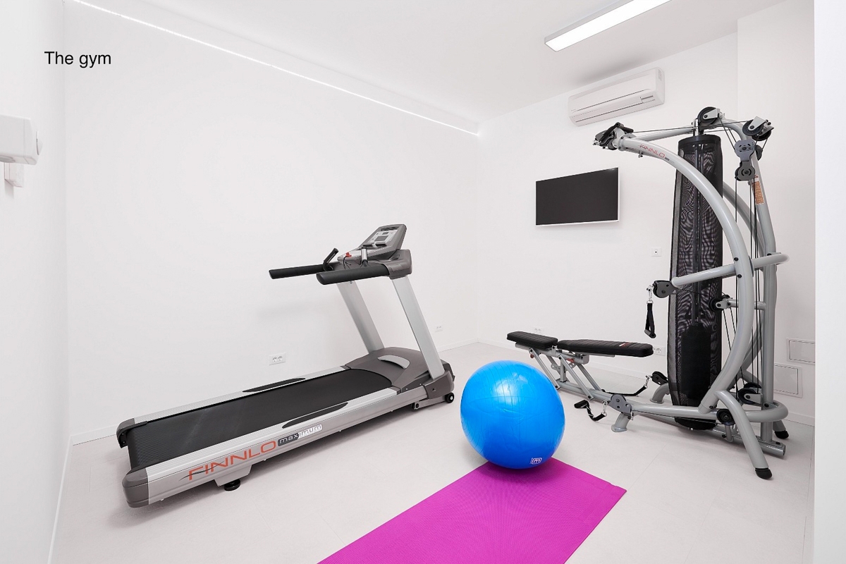 Villa moderna con piscina e vista mare