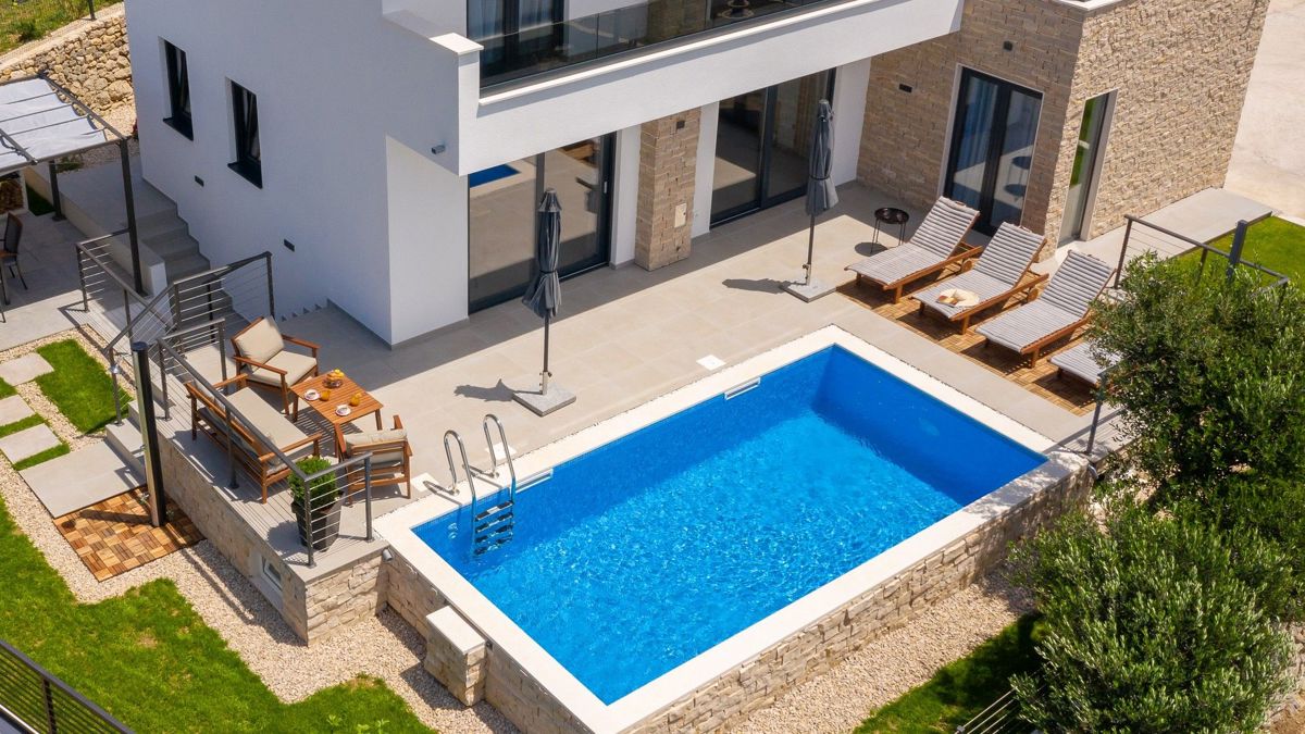 Villa familiare con ampio cortile e vista mare