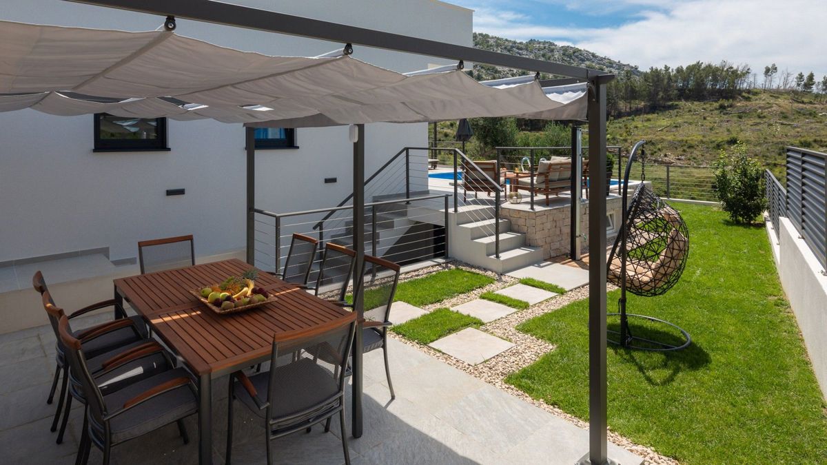 Villa familiare con ampio cortile e vista mare