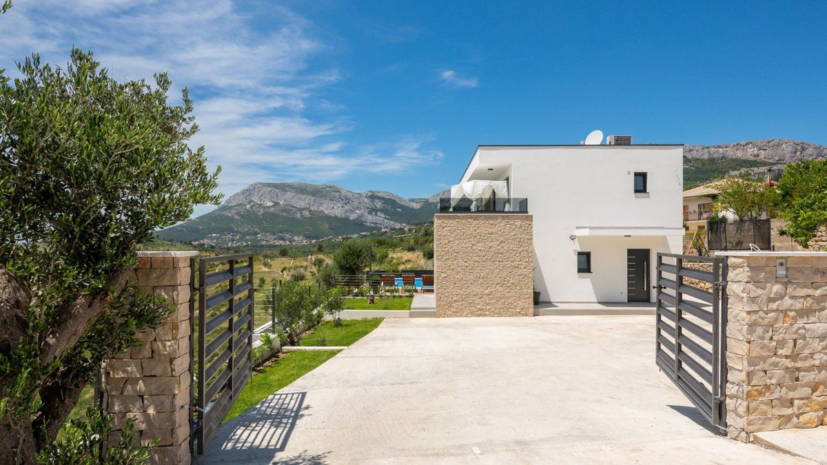 Villa familiare con ampio cortile e vista mare