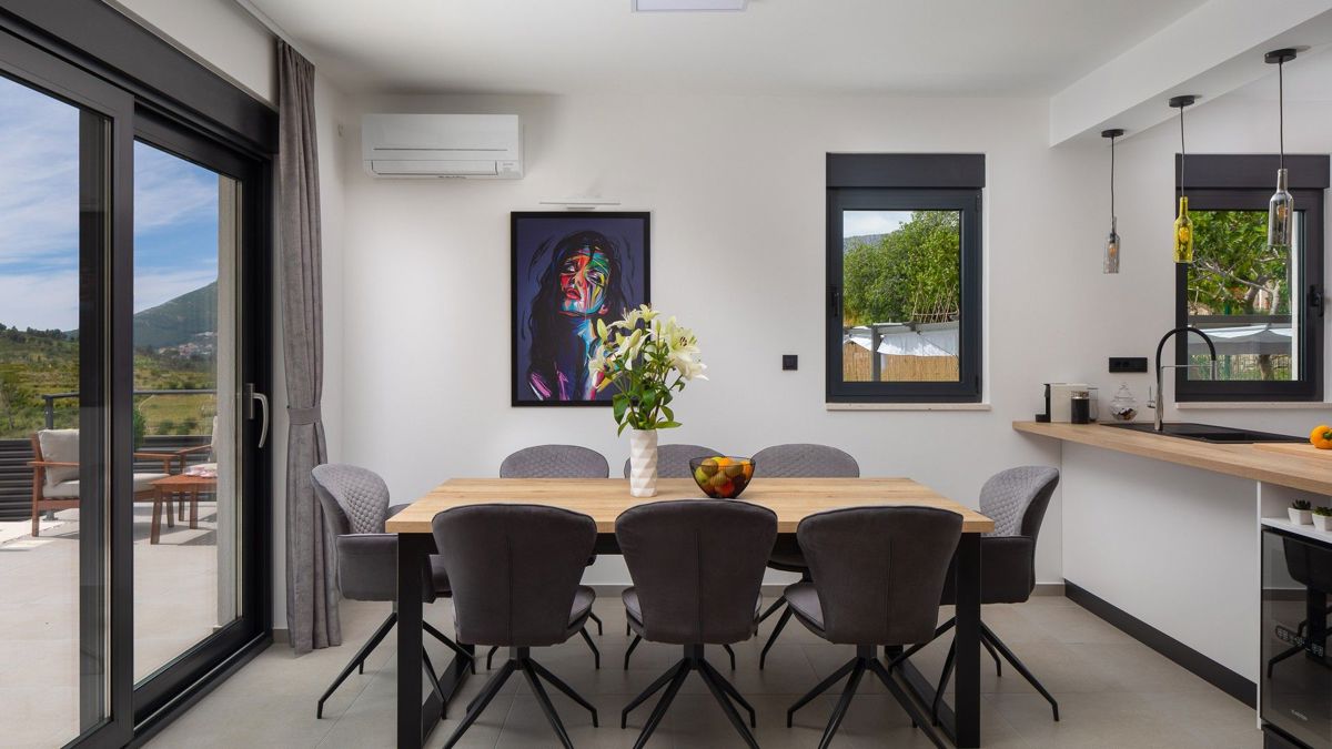 Villa familiare con ampio cortile e vista mare