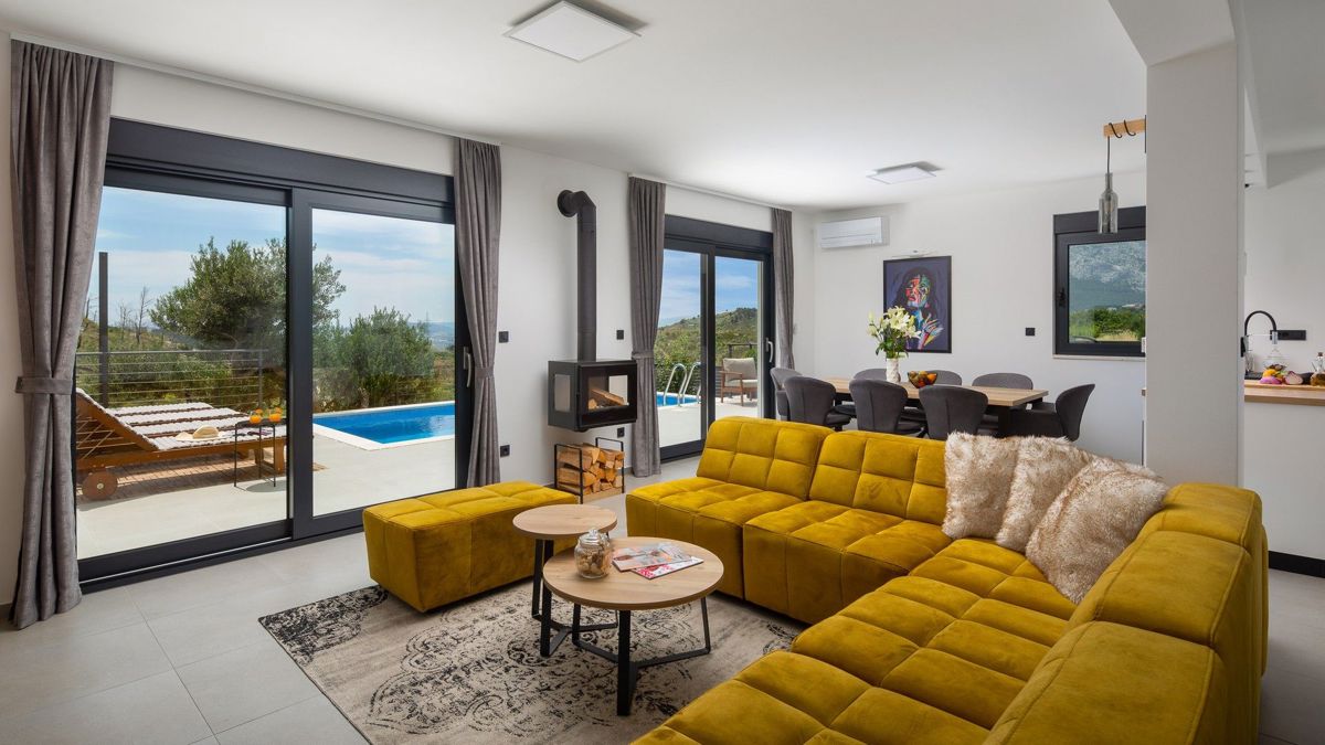 Villa familiare con ampio cortile e vista mare