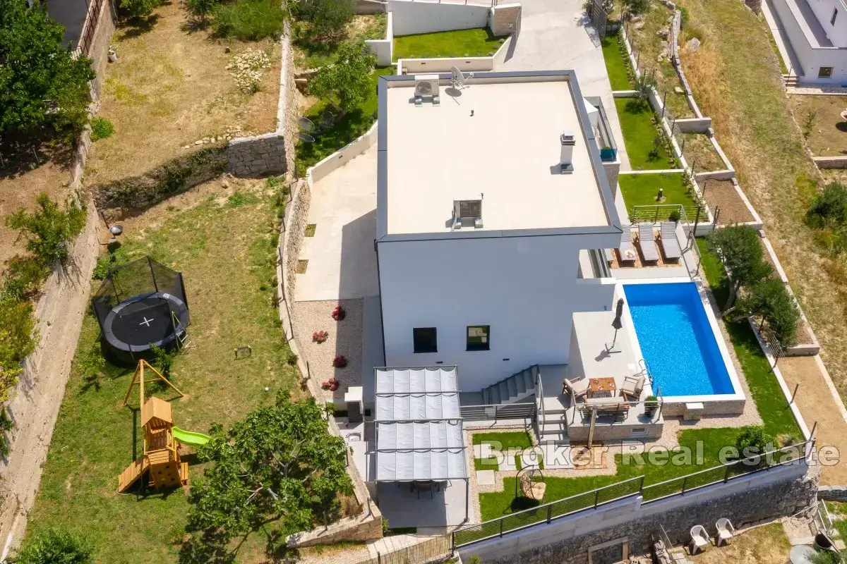 Villa familiare con ampio cortile e vista mare