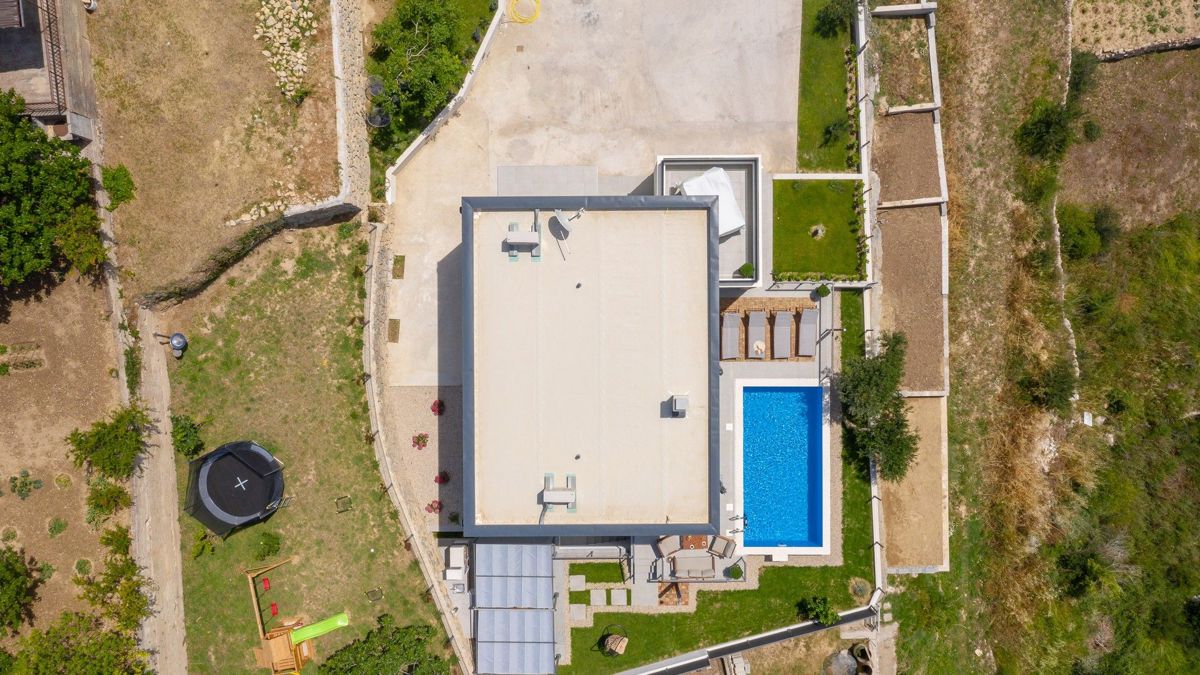 Villa familiare con ampio cortile e vista mare