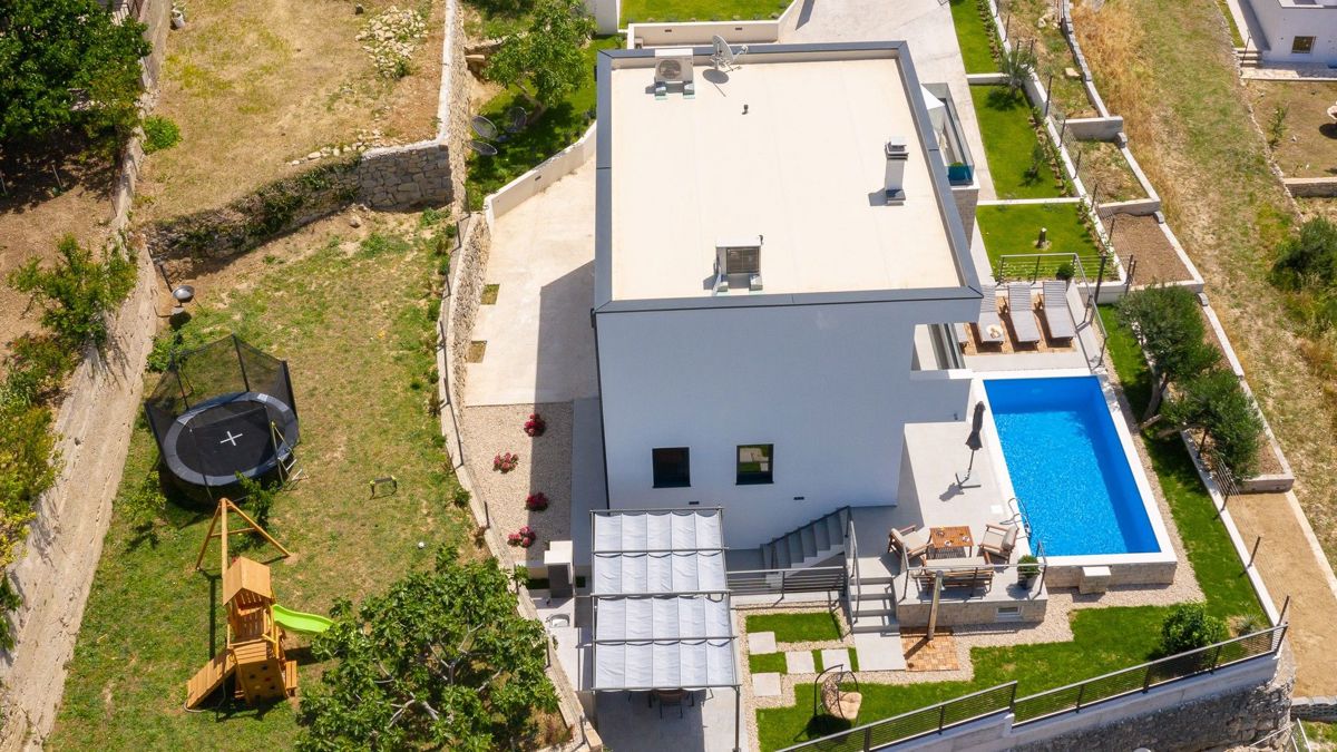 Villa familiare con ampio cortile e vista mare