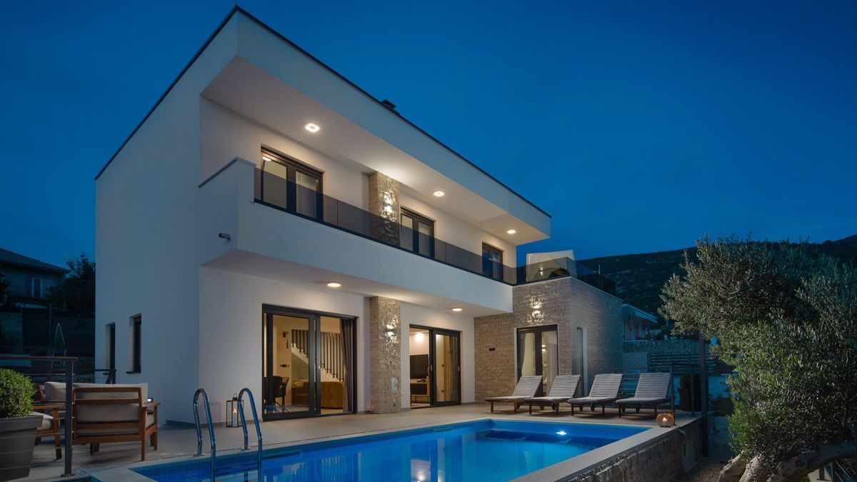 Villa familiare con ampio cortile e vista mare